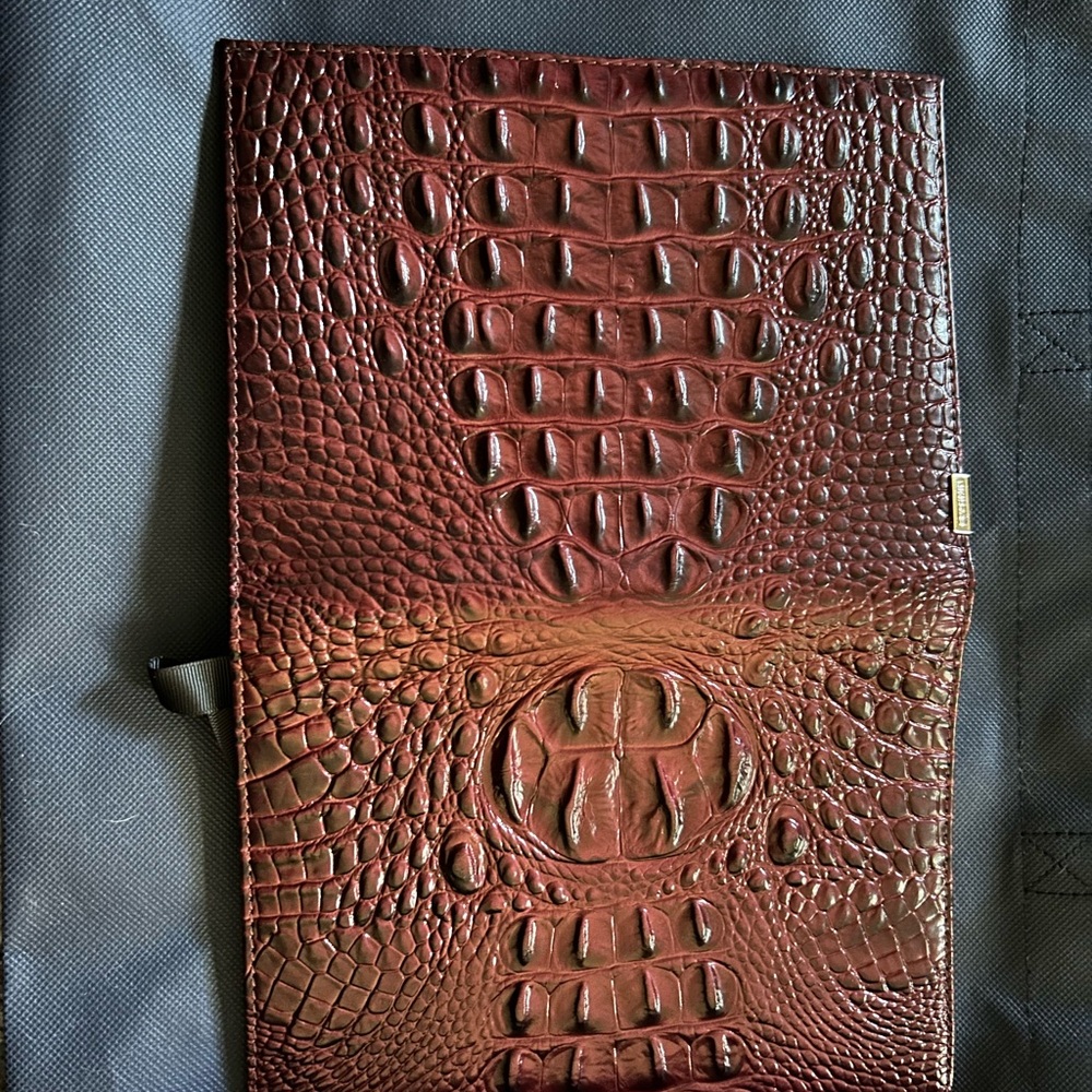 Elegant Crocodile Embossed Leather Cover - Picture 2 of 4